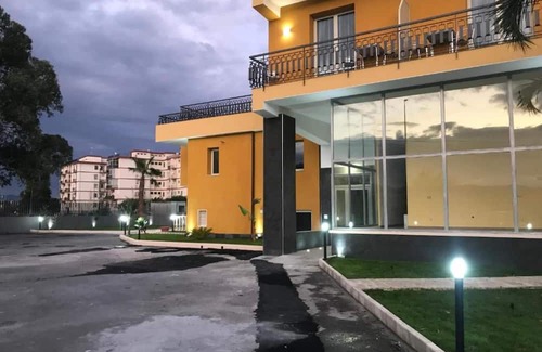 Contrada Pantano d'Arci Appartement | Apartment 'Camera 203 Con Balcone - Terrazza' with Mountain View, Wi-Fi and Air Conditioning