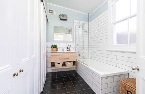 Kingsland Maison | Spacious 4-bedroom house in marvelous Auckland with WiFi, AC