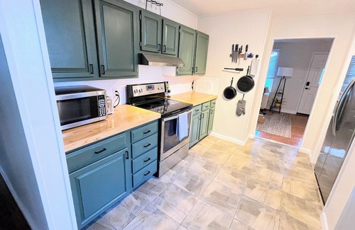 Radnor Maison | The BOHO Bungalow - NEW listing - Close to BNA, Broadway, Zoo, Opry and Geodis