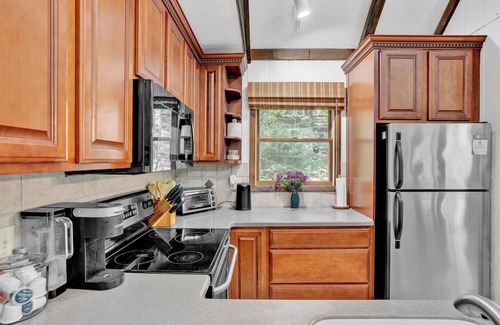 Gouldsboro Cabine | Cozy Cabin Escape: Fire Pit, Kayak, Near Ski Resorts, Kalahari, and Camelback!