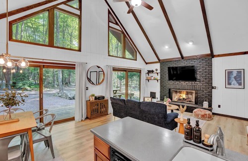 Gouldsboro Cabine | Cozy Cabin Escape: Fire Pit, Kayak, Near Ski Resorts, Kalahari, and Camelback!