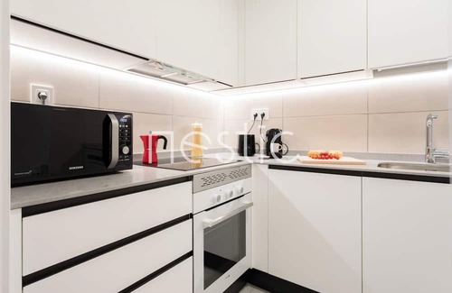 Trafalgar Appartement | CLARAVAL: Apartment + Office Room in Chamberí