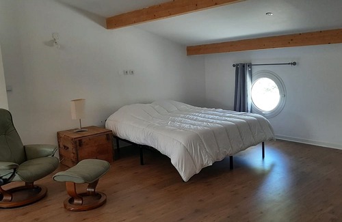 Regusse Appartement | In a private estate, large studio with terrace