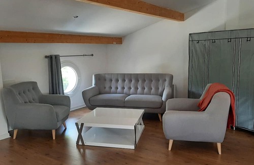 Regusse Appartement | In a private estate, large studio with terrace