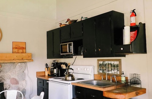 Cheboygan County Maison | Cozy 1-loft room house with Fast WiFi, in charming Indian River. Near Mackinaw.