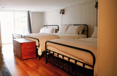 Cheboygan County Maison | Cozy 1-loft room house with Fast WiFi, in charming Indian River. Near Mackinaw.