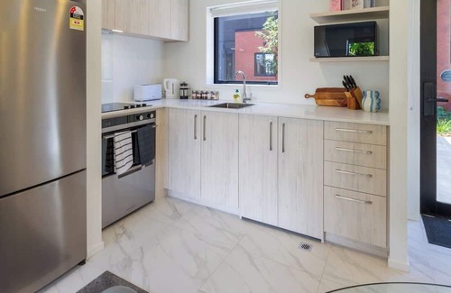 Henderson Maison | Conveniently Located 2BR Townhouse in West AKL