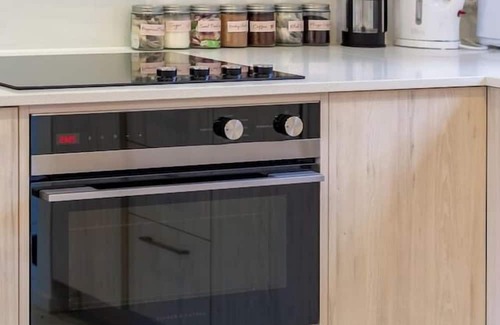 Henderson Maison | West AKL Gem: 2 Bed - Trust Arena Proximity