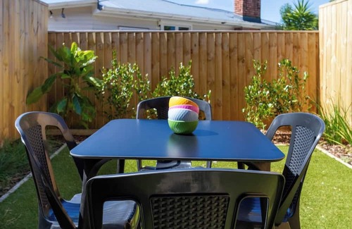 Henderson Maison | West AKL Gem: 2 Bed - Trust Arena Proximity