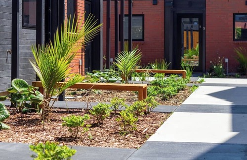 Henderson Maison | West AKL Gem: 2 Bed - Trust Arena Proximity