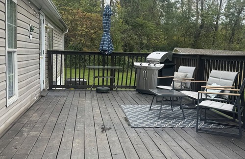 Montgomery Maison | Spacious house with an open floor plan. Family friendly. Serene back yard.