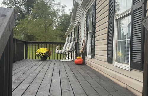 Montgomery Maison | Spacious house with an open floor plan. Family friendly. Serene back yard.