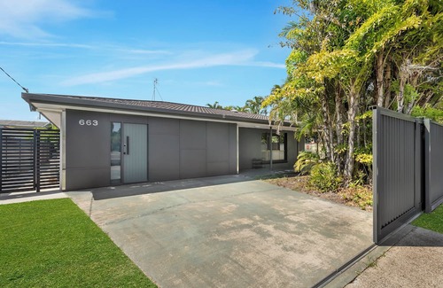 Currimundi Maison | Home In Wurtulla, The Coastal Nook