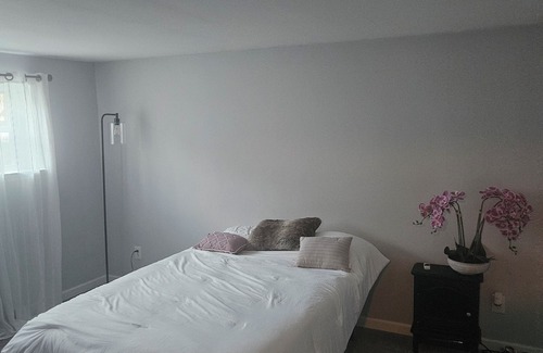 Lindenwold Maison | Charming bedroom with WiFi and AC in Somerdale next to transportation to Philly