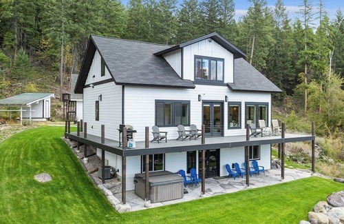 Kalispell Maison | Idyllic 5BD Montana Home w/private hot tub, fire pit & amazing views! Sleep 8!