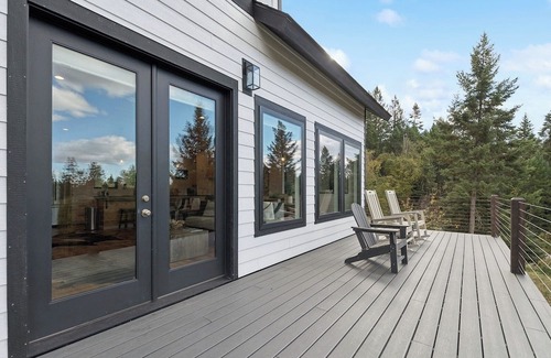 Kalispell Maison | Idyllic 5BD Montana Home w/private hot tub, fire pit & amazing views! Sleep 8!