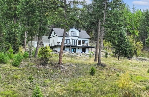 Kalispell Maison | Idyllic 5BD Montana Home w/private hot tub, fire pit & amazing views! Sleep 8!