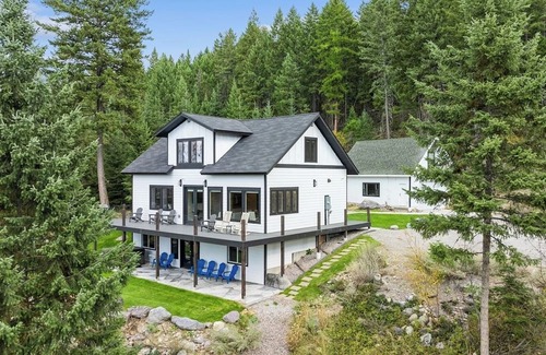 Kalispell Maison | Idyllic 5BD Montana Home w/private hot tub, fire pit & amazing views! Sleep 8!