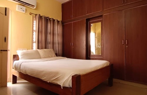 Yelahanka Maison | Spacious Bedroom hotel with AC and Free Wi-Fi in vibrant Bengaluru