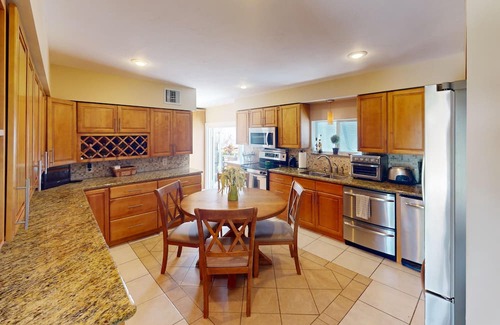 Big Coppitt Key Maison | 4BR/3BA Waterfront Home w/Pool, Tiki Bar, Dock, close to Key West, Sleeps 10