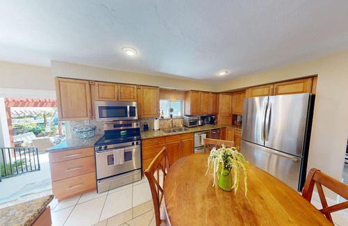 Big Coppitt Key Maison | 4BR/3BA Waterfront Home w/Pool, Tiki Bar, Dock, close to Key West, Sleeps 10