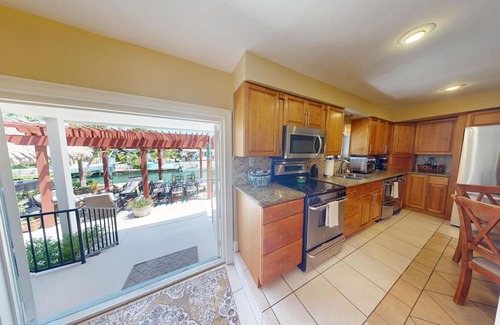 Big Coppitt Key Maison | 4BR/3BA Waterfront Home w/Pool, Tiki Bar, Dock, close to Key West, Sleeps 10