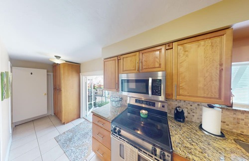 Big Coppitt Key Maison | 4BR/3BA Waterfront Home w/Pool, Tiki Bar, Dock, close to Key West, Sleeps 10