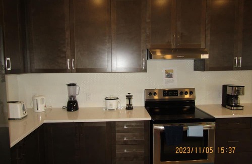 Ottawa Division Maison | Stylish 4BedRoom/3.5Bath in Ottawa: Modern Comfort+Self Check-In+Kitchen&Parking
