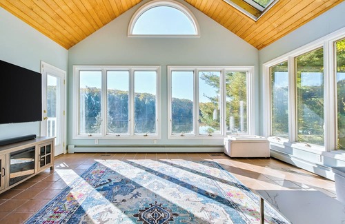 Higganum Maison | Luxe Lake House in Connecticut