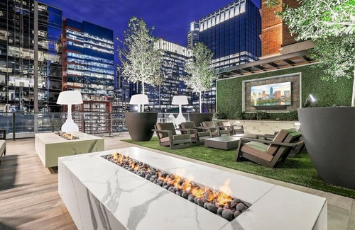 Civic District Copropriété | Downtown Penthouse - 3bed 4bath in the Heart of the Action