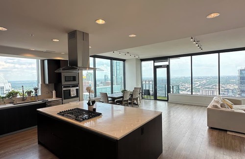 Civic District Copropriété | Downtown Penthouse - 3bed 4bath in the Heart of the Action