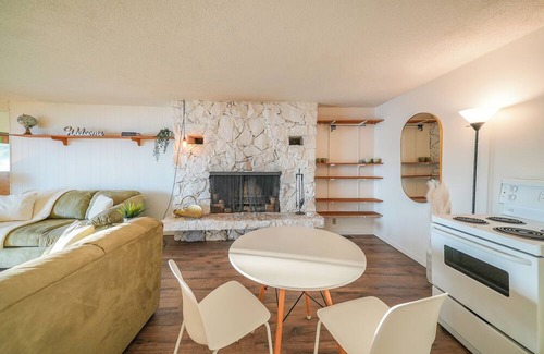 District of North Vancouver Cabine | The Beachfront Cabin at Belcarra
