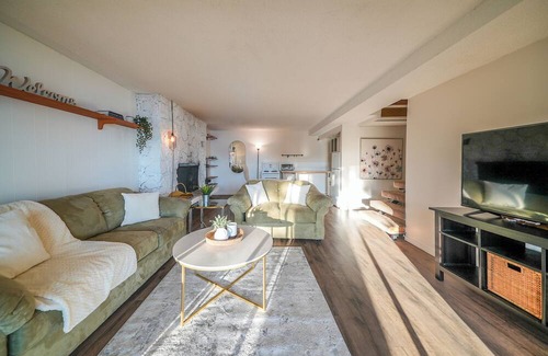 District of North Vancouver Cabine | The Beachfront Cabin at Belcarra