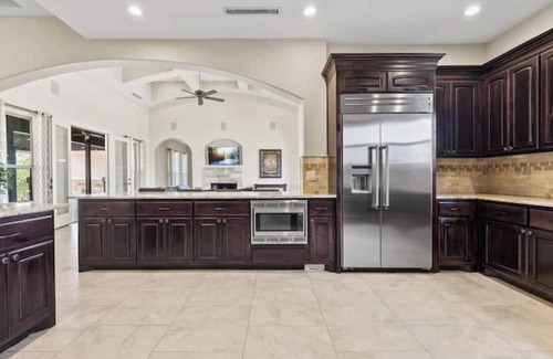 Circle D-KC Estates Maison | Pine Tree Palace - Private -Heated Pool - Jacuzzi