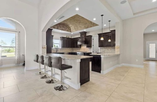 Circle D-KC Estates Maison | Pine Tree Palace - Private -Heated Pool - Jacuzzi