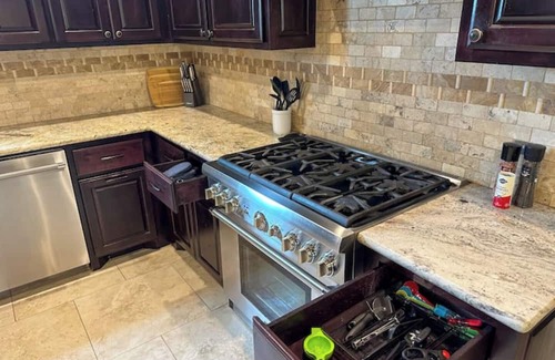 Circle D-KC Estates Maison | Pine Tree Palace - Private -Heated Pool - Jacuzzi
