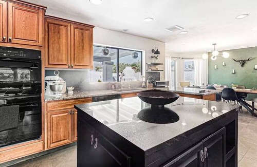 Paradise Valley Village Maison | - NEW - Desert Daze Retreat - Mountain View’s, Pool & Private Backyard Oasis