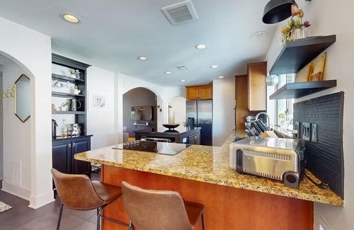 Paradise Valley Village Maison | - NEW - Desert Daze Retreat - Mountain View’s, Pool & Private Backyard Oasis