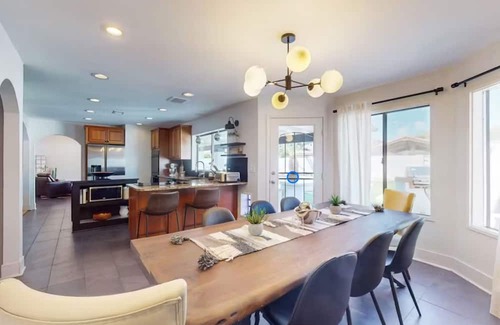 Paradise Valley Village Maison | - NEW - Desert Daze Retreat - Mountain View’s, Pool & Private Backyard Oasis