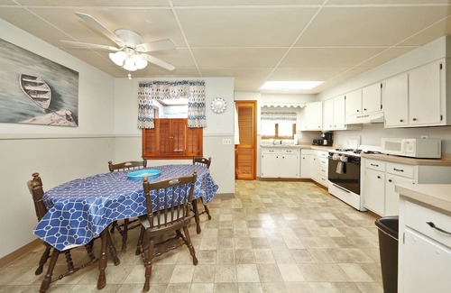 Lake Erie Beach Maison | Beachfront Bliss: 3 Houses on One Property with 8 Bedrooms in Angola, NY
