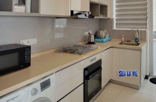 Mount Lavinia Appartement | Enjoy a beautiful sunset from your ocean-view bedroom.