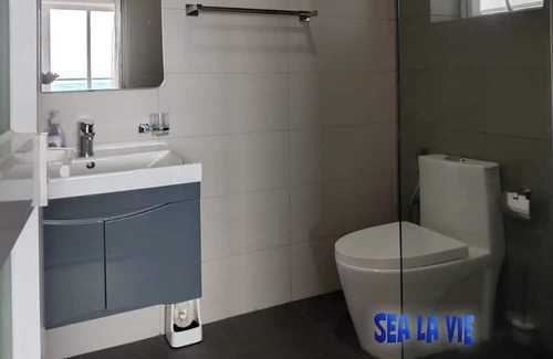 Mount Lavinia Appartement | Enjoy a beautiful sunset from your ocean-view bedroom.