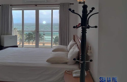 Mount Lavinia Appartement | Enjoy a beautiful sunset from your ocean-view bedroom.