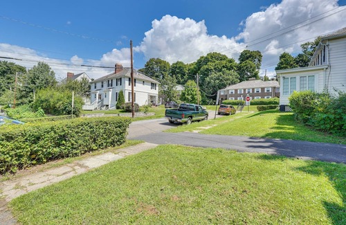 Newburgh Maison | Colorful Home ~ 1 Mi to Hudson River!
