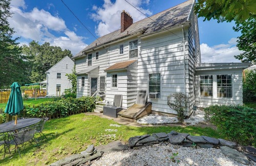 Newburgh Maison | Colorful Home ~ 1 Mi to Hudson River!