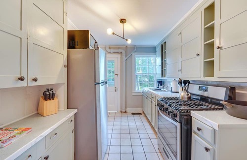 Newburgh Maison | Colorful Home ~ 1 Mi to Hudson River!