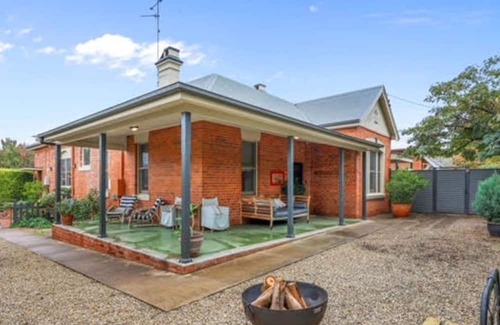 East Tamworth Maison | Charming 4-Bedroom Property with Pool in Tamworth
