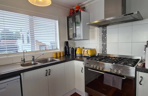 Tauranga Maison | Spacious Avenues Upstairs Apartment. Close to QEII and downtown Tauranga