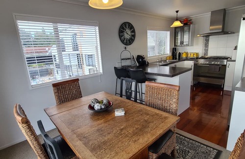 Tauranga Maison | Spacious Avenues Upstairs Apartment. Close to QEII and downtown Tauranga