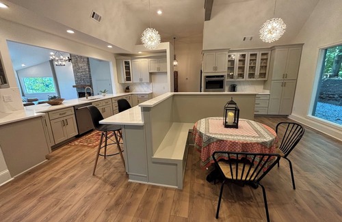East Central Shelby Maison | Gorgeous 5-bedroom lakefront retreat you won't want to leave!